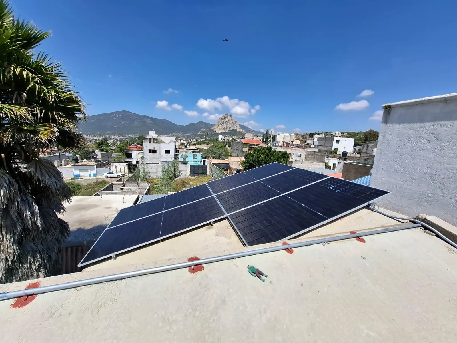 Instalación solar con la Peña de Bernal de fondo
