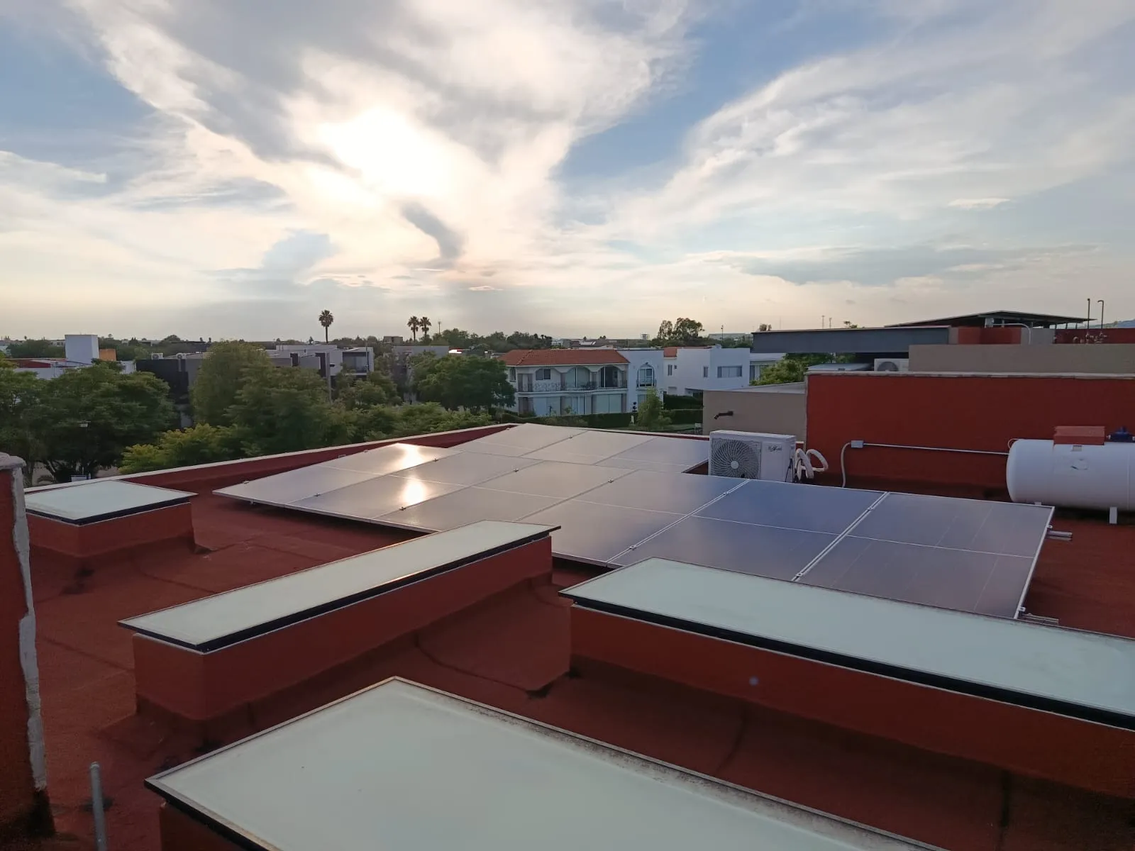 Paneles solares instalados en azotea, El Campanario, Querétaro